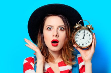 Çalar saat ile sürpriz kadın