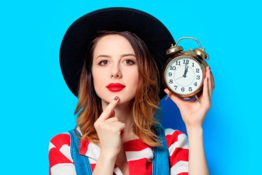 Çalar saat ile sürpriz kadın