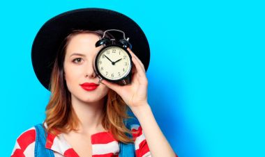 çalar saat ile gülümseyen kadın