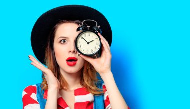 Çalar saat ile sürpriz kadın