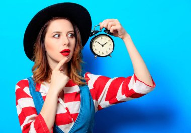 Çalar saat ile sürpriz kadın