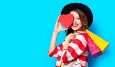 Kalp şekli oyuncak kadınla