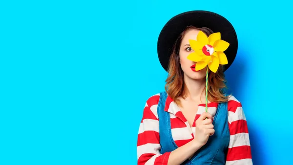 Mujer sorprendida con molinete — Foto de Stock