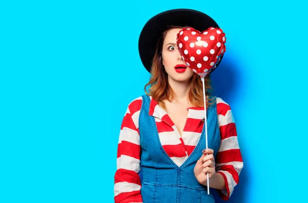 Mujer sorprendida con forma de corazón juguete —  Fotos de Stock