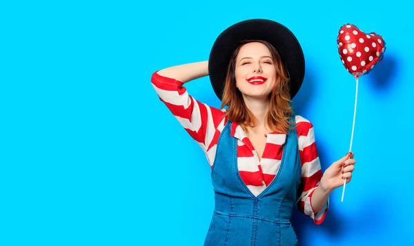 Mujer con corazón forma juguete —  Fotos de Stock