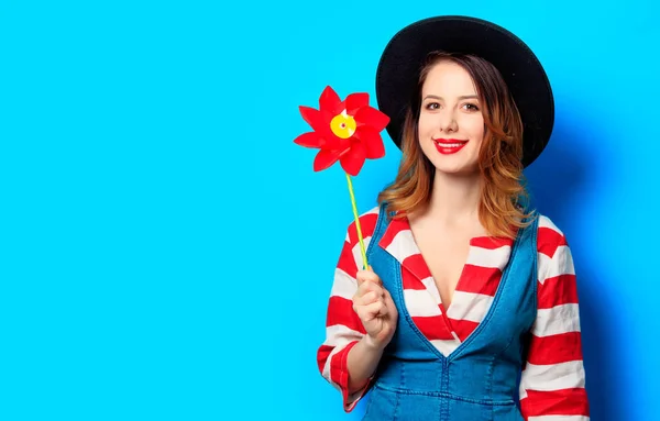 Mulher sorridente com pinwheel vermelho — Fotografia de Stock