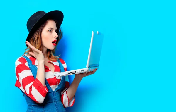 Žena s bílým laptop — Stock fotografie