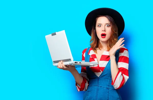 Vrouw met witte laptop — Stockfoto