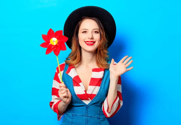 Χαμογελαστή γυναίκα με κόκκινο pinwheel — Φωτογραφία Αρχείου