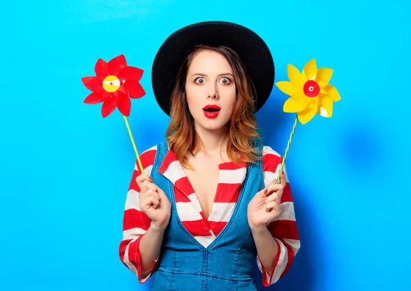 Mulher surpreso com pinwheel — Fotografia de Stock