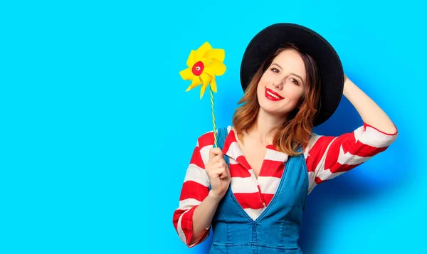 Mulher surpreso com pinwheel — Fotografia de Stock