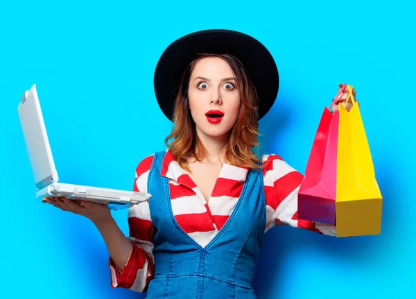 Mujer con portátil y bolsas de compras —  Fotos de Stock