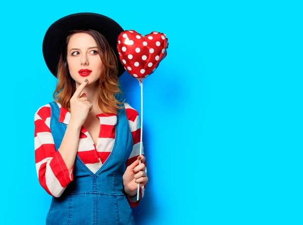 Verrast vrouw met hart vorm speelgoed — Stockfoto