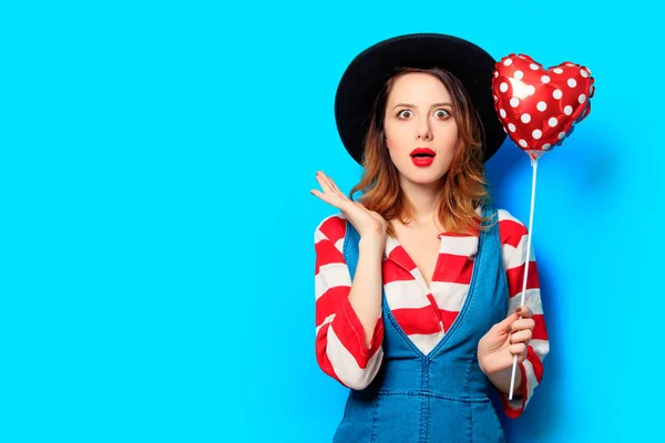 Verrast vrouw met hart vorm speelgoed — Stockfoto