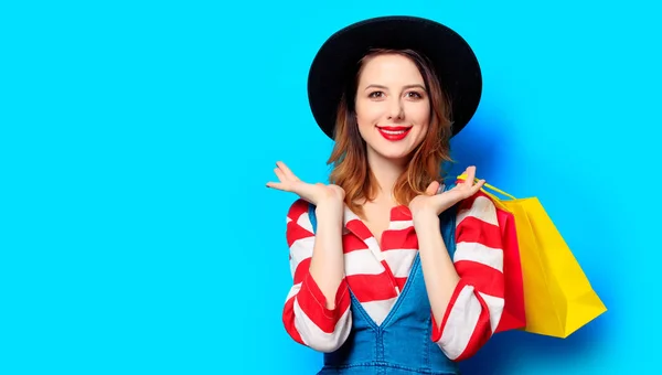 Vrouw met boodschappentassen — Stockfoto