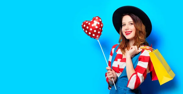 Mujer con corazón forma juguete —  Fotos de Stock