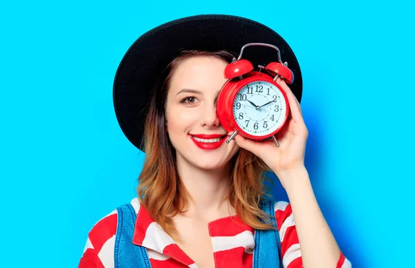 Mulher sorridente com despertador retro — Fotografia de Stock