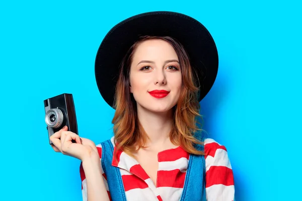 Frau mit Vintage-Kamera — Stockfoto