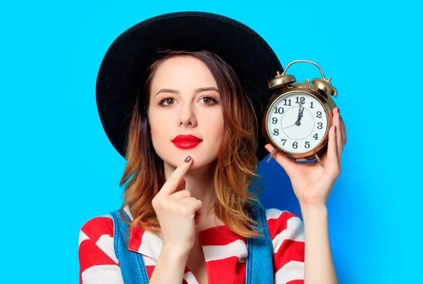 Çalar saat ile sürpriz kadın