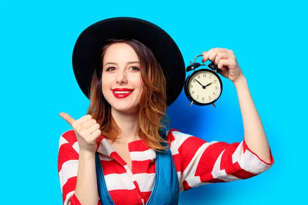 Mujer sonriente con despertador — Foto de Stock