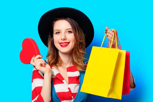 Mujer con corazón forma juguete —  Fotos de Stock