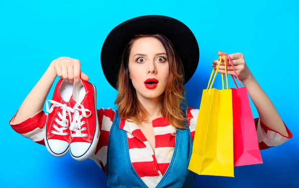 Donna con borse e scarpe da ginnastica — Foto Stock