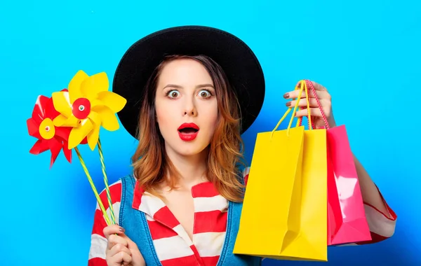 Mujer con molinete y bolsas — Foto de Stock