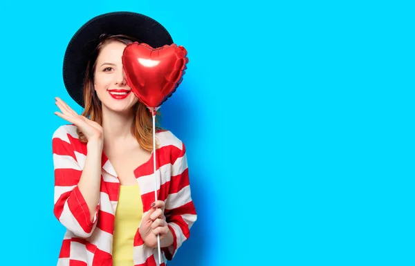 Frau mit Spielzeug in Herzform — Stockfoto