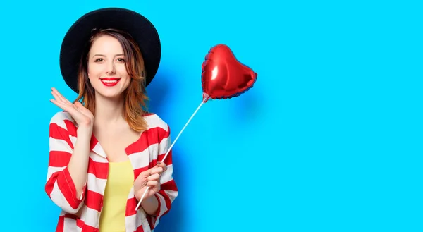 Vrouw met hart vorm speelgoed — Stockfoto