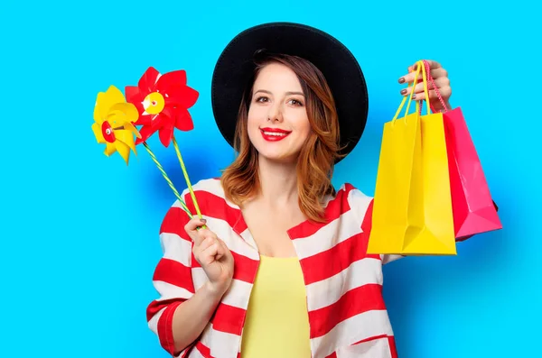 Femme avec roulettes et sacs à provisions — Photo