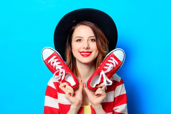 Mujer con zapatos de goma rojos —  Fotos de Stock