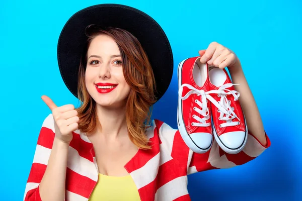 Mujer con zapatos de goma rojos —  Fotos de Stock