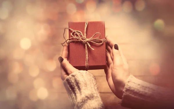 Donna mani in possesso di regalo carino — Foto Stock