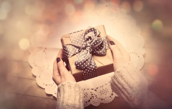 Красивые руки женщины с милым подарком — стоковое фото