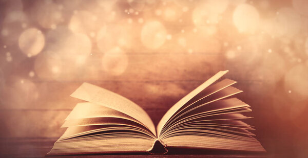 Открытая книга старого цвета
