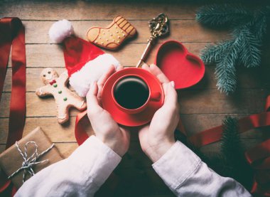 Ellerin kahve bardağını tutuyor.