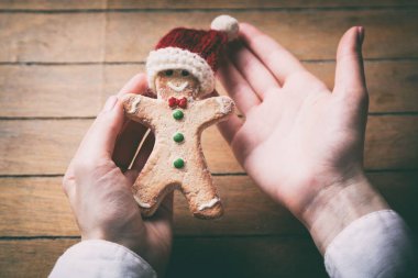 Noel zencefilli kurabiye adam kurabiyesi tutan eller 