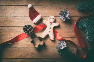 Küçük Noel zencefilli kurabiye adam kurabiyesi Santa Claus şapka ile