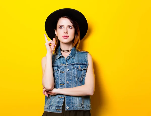 Ritratto di giovane donna adulta in cappello — Foto Stock