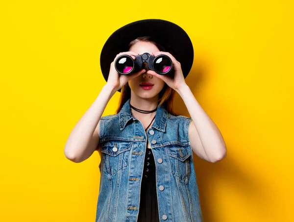 Mujer en sombrero con binocular — Foto de Stock
