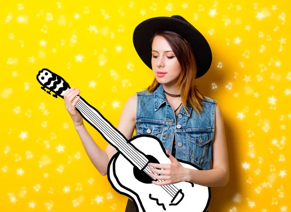 Genç kadın hayal gitar çalmaya — Stok fotoğraf