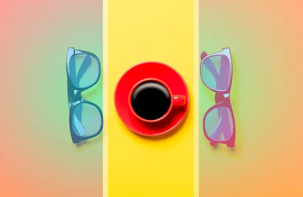 Piros csésze kávé és a napszemüveg — Stock Fotó