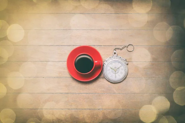 Rood kopje koffie met horloge — Stockfoto