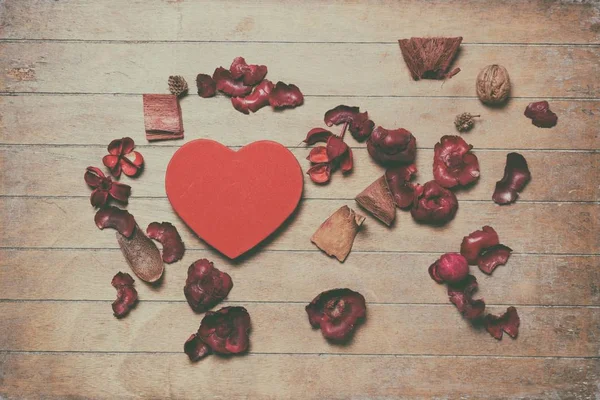 Caja de forma de corazón y decoración — Foto de Stock