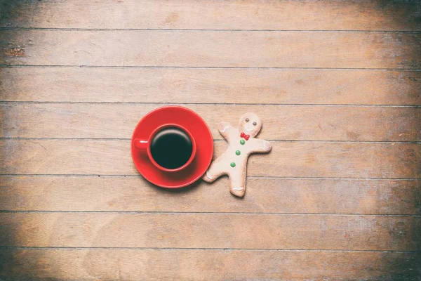 Red Cup of coffee with gingerbread man — Stock Photo, Image