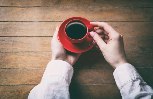 Frauenhände halten kleine rote Tasse Kaffee — Stockfoto