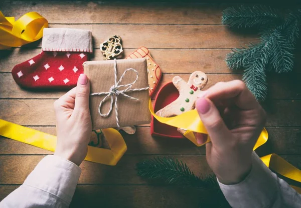 Ręce owijania prezenty i cookies — Zdjęcie stockowe