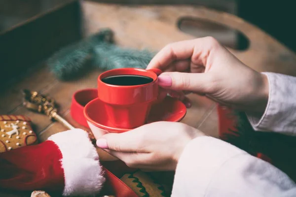 Mains tenant une tasse de café — Photo