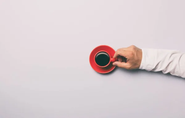 Hombre sosteniendo la taza roja de café — Foto de Stock