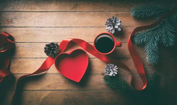 Caja de regalo de Navidad y taza de café —  Fotos de Stock